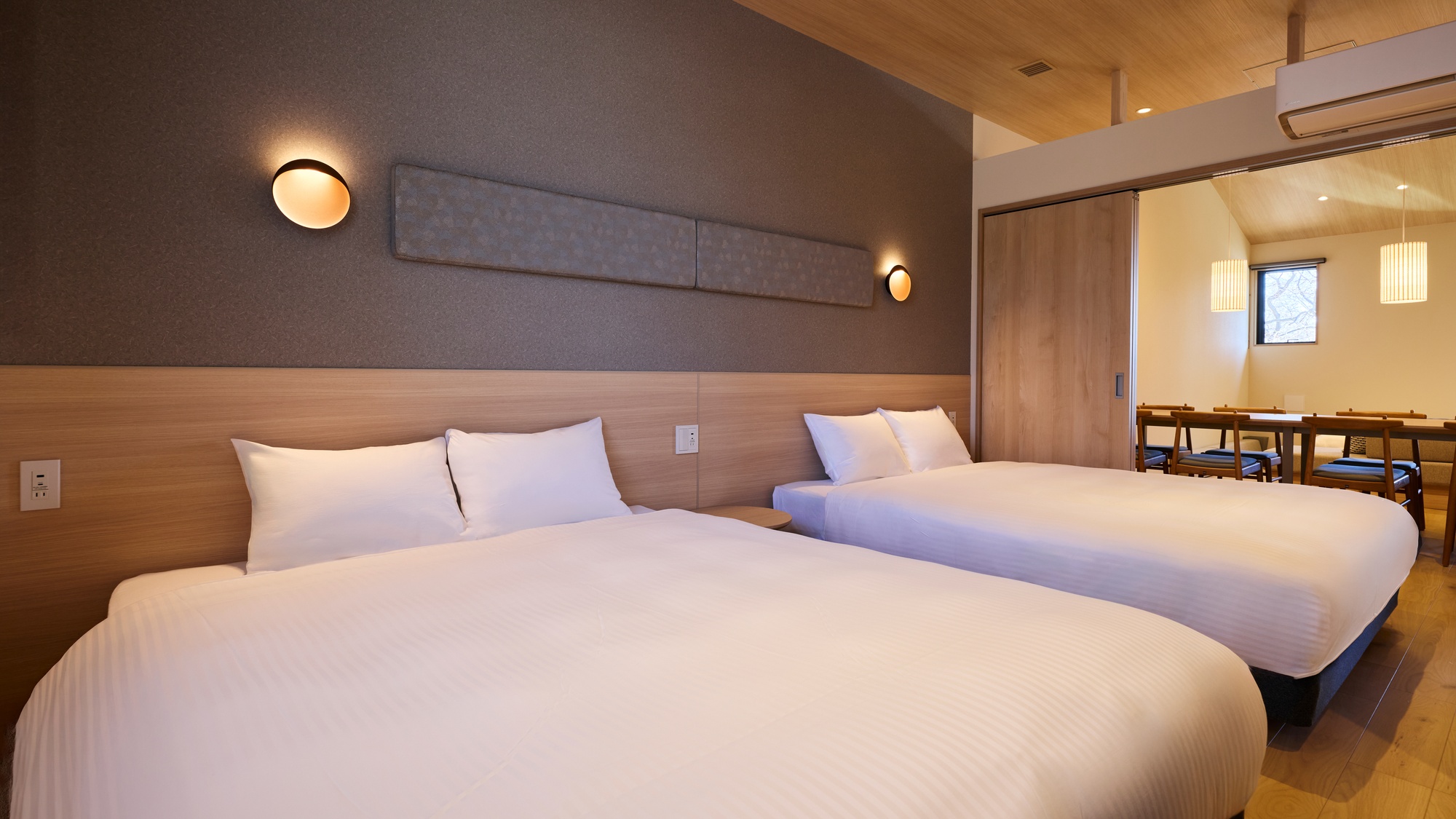 【B：寝室】2F寝室にはゆったりと寛げる、ダブルベッド2台を設置