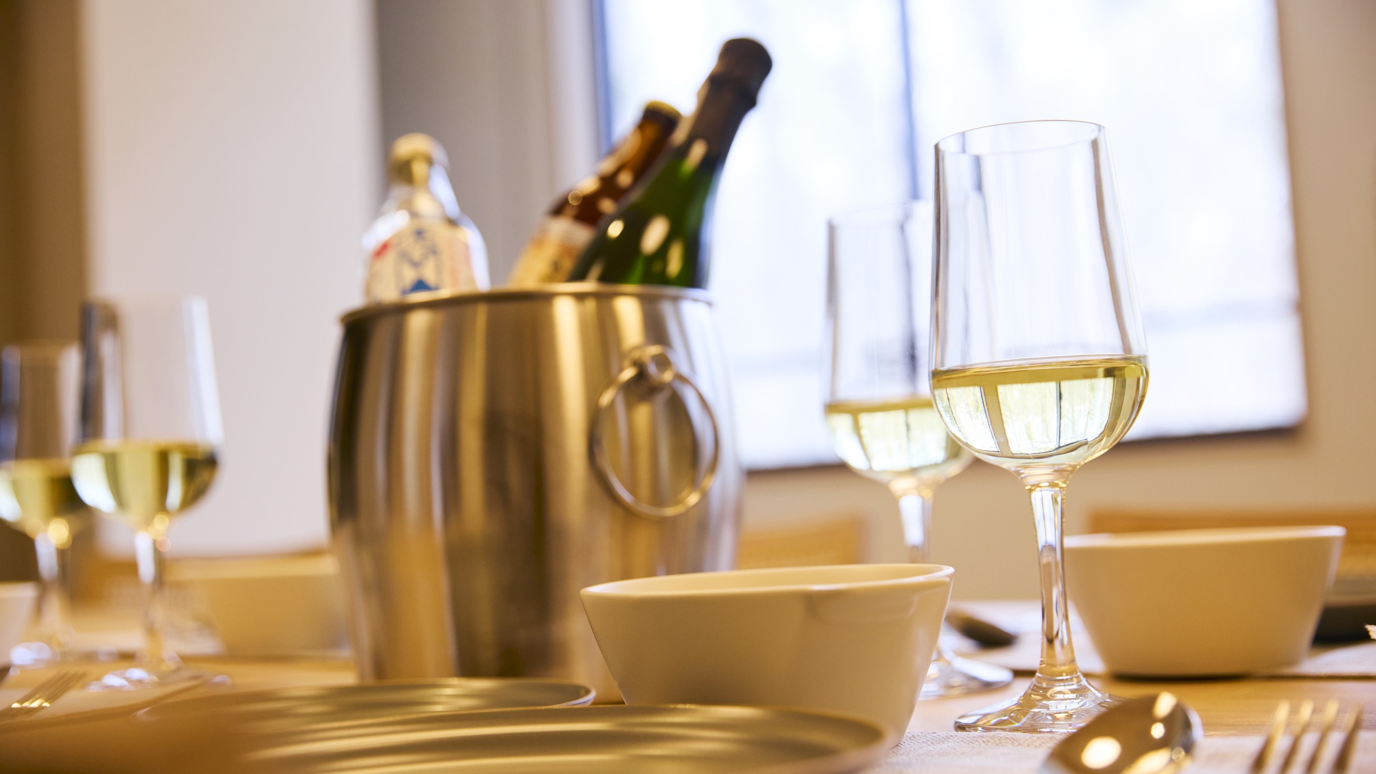 【滞在イメージ】ウェルカムドリンクで乾杯。草津で過ごす特別なひと時を。