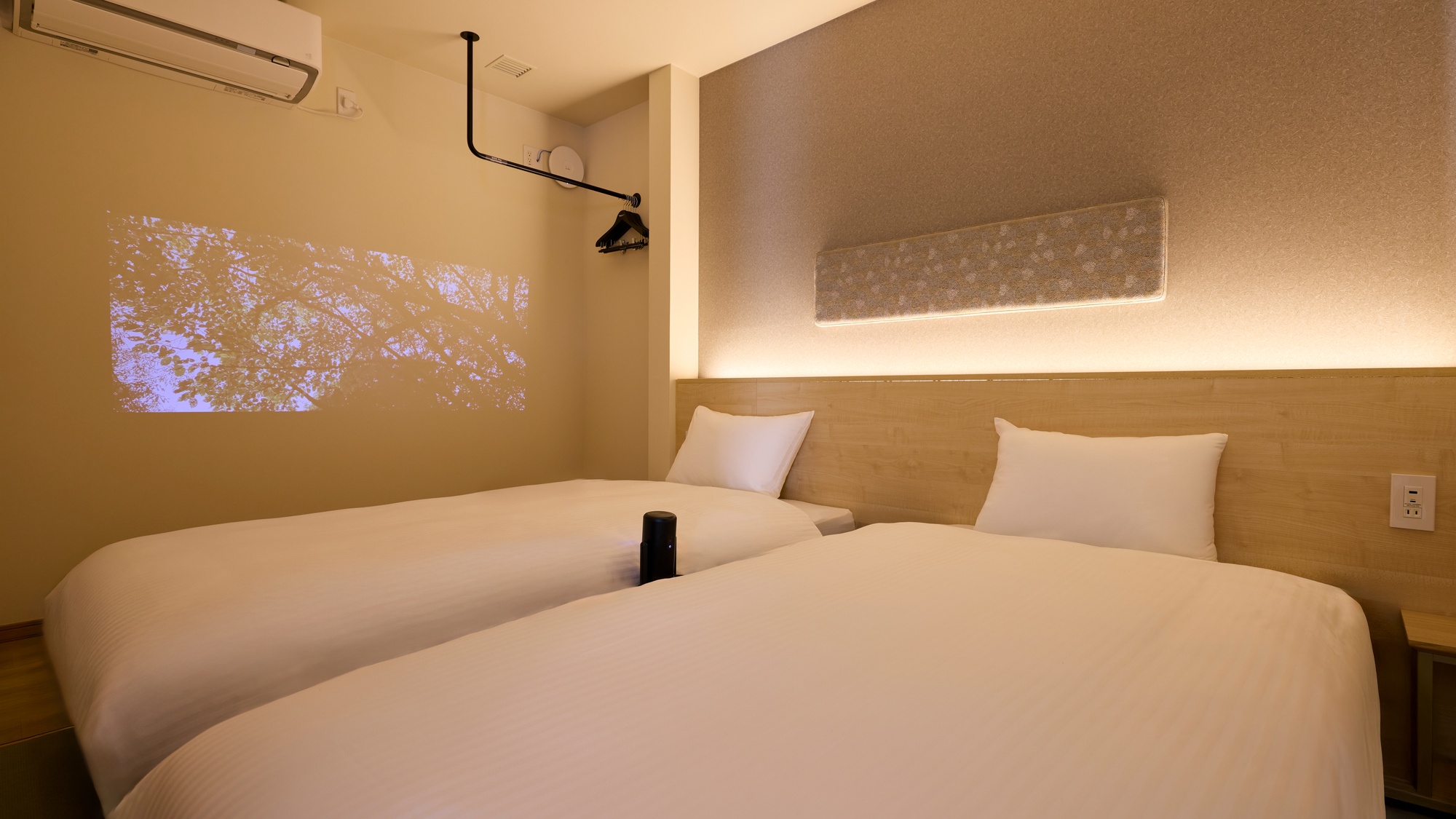 【D：寝室】ベッドに寝転び、プロジェクターで迫力映像鑑賞