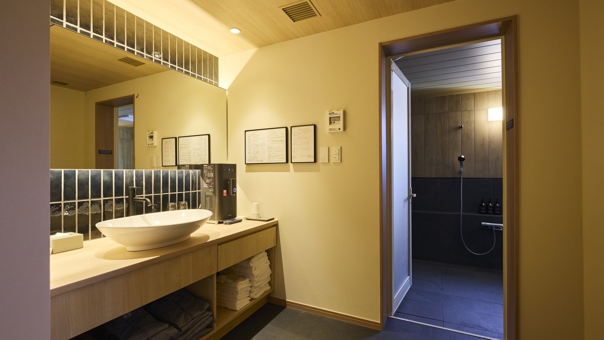 【E：洗面】使い勝手の良い独立洗面台、広々脱衣スペース