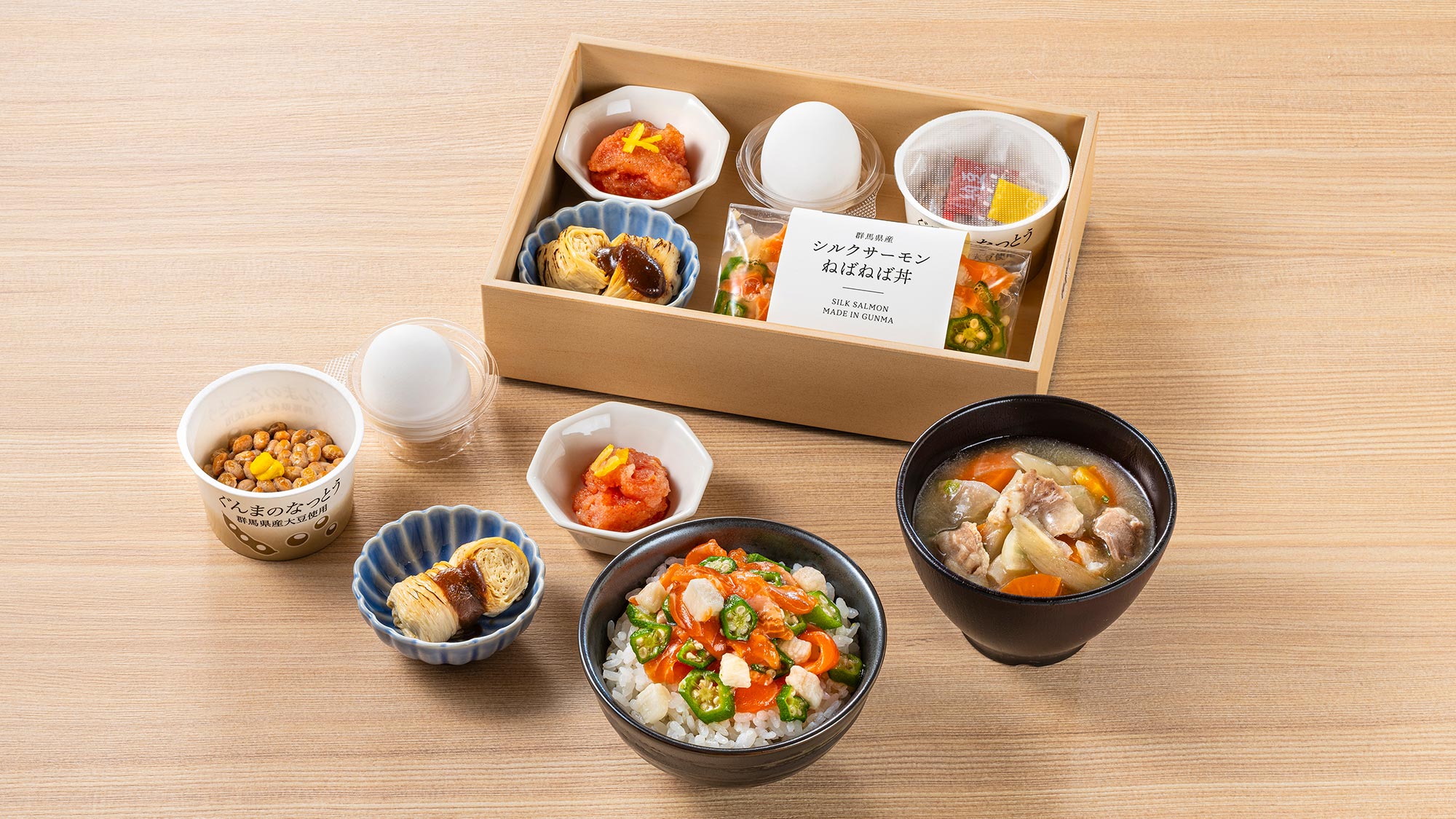 【食事：和朝食】ご飯の上に群馬県産シルクサーモン・おくら・山芋・納豆、温泉卵を贅沢にトッピング
