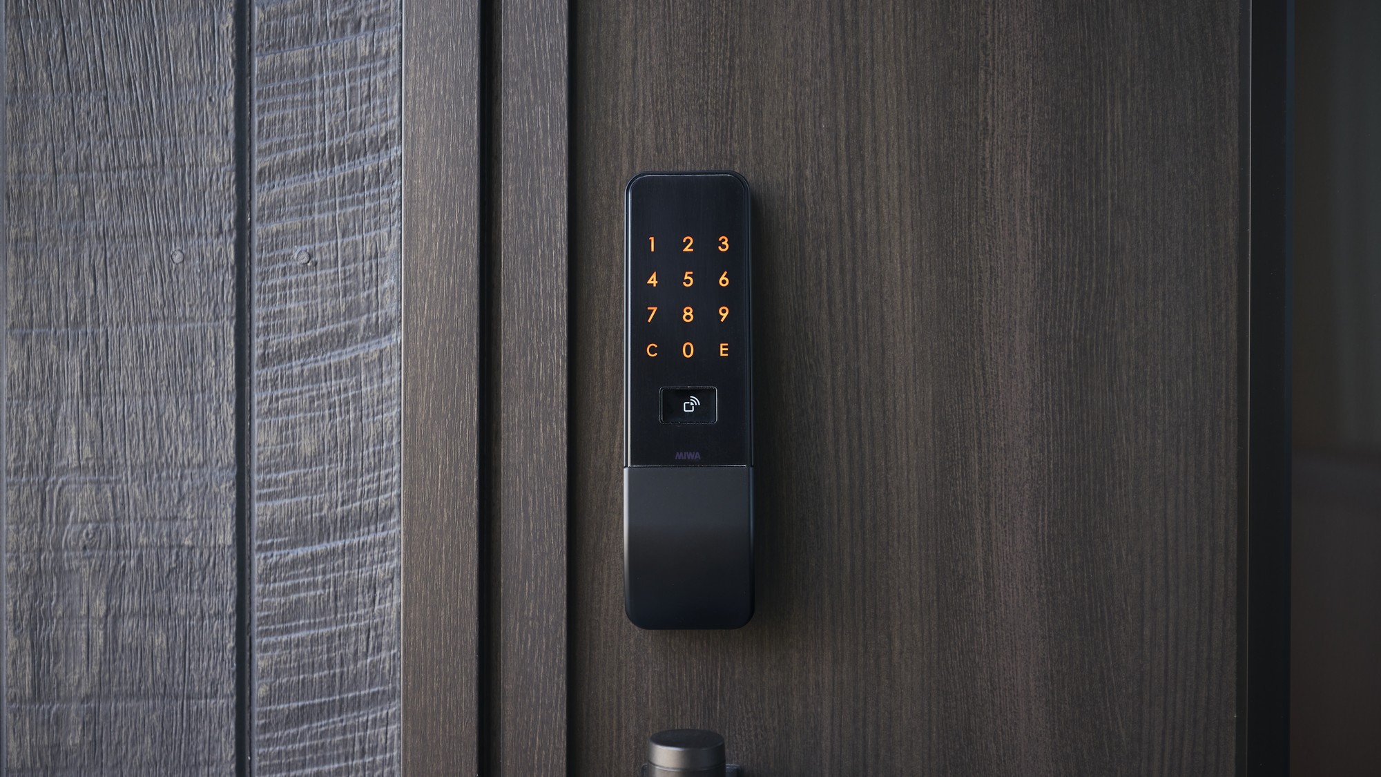 【その他：設備】客室のスマートロックは事前に届く&rdquo;鍵番号&rdquo;で開閉します