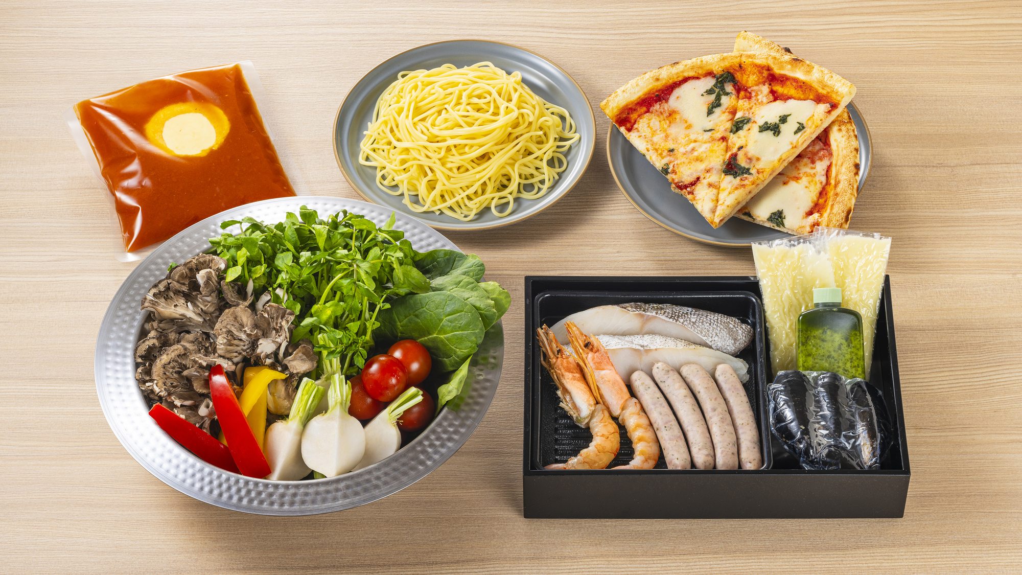 【食事：トマト鍋】鍋の完成までピザやドリンクをご賞味頂き、〆にはスープパスタで大満足。