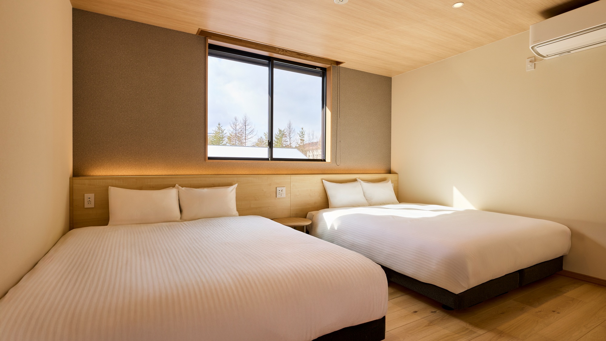 【A：寝室】クイーンベッド2台完備でゆったりとお休みいただけます。