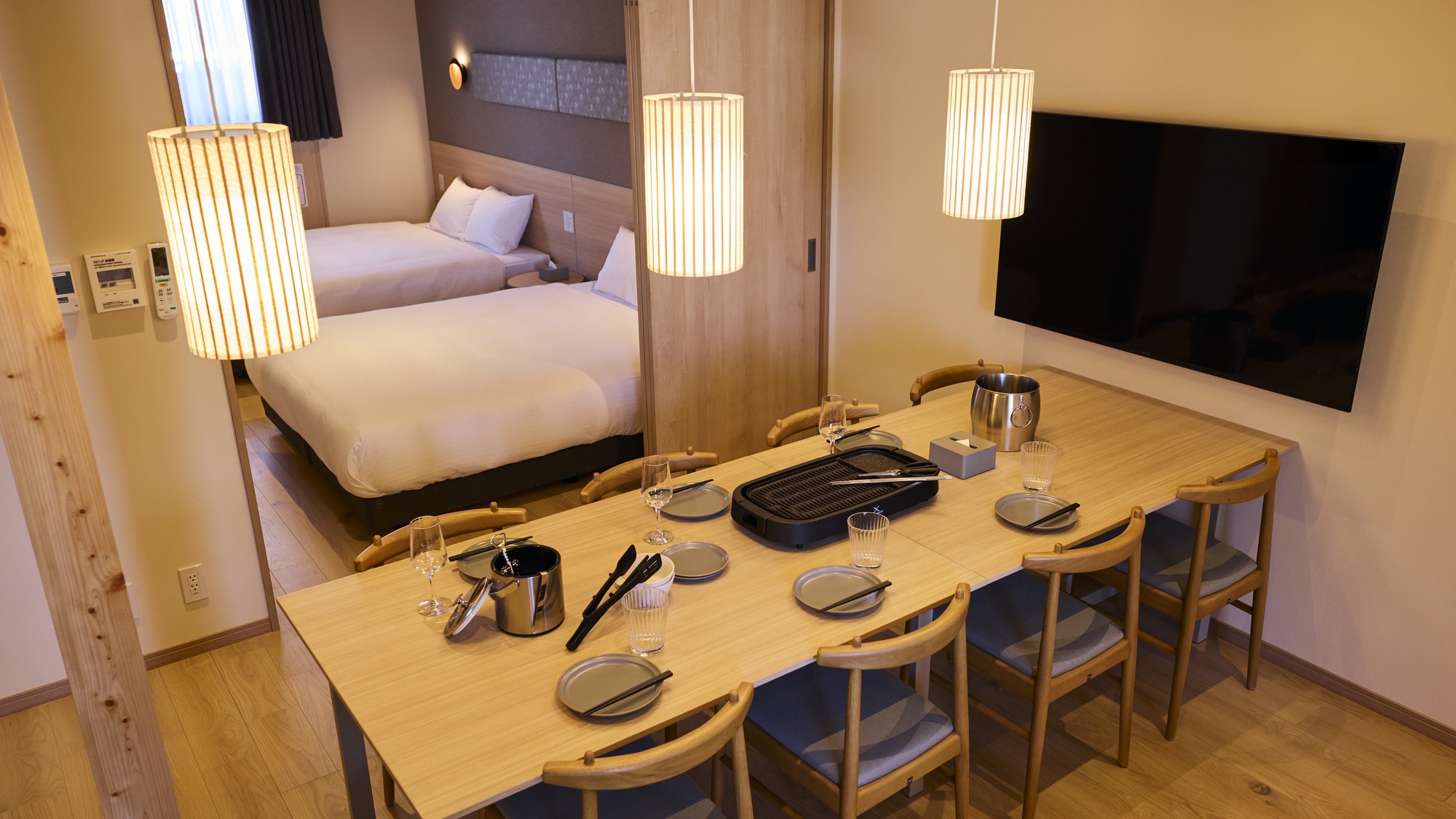 【B：ダイニング】大きなダイニングテーブルを囲み家族・友達と団らんのひと時を