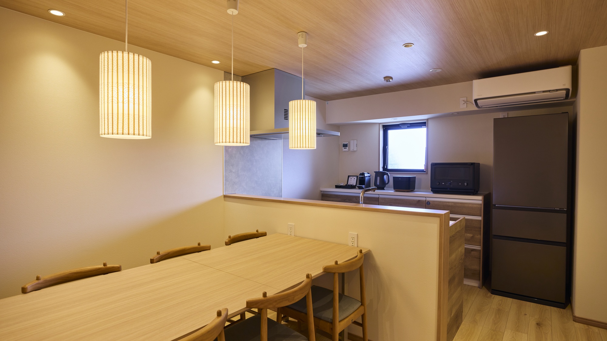 【C/D：ダイニングキッチン】会話が弾む、対面式キッチン。フルサイズ冷蔵庫も◎