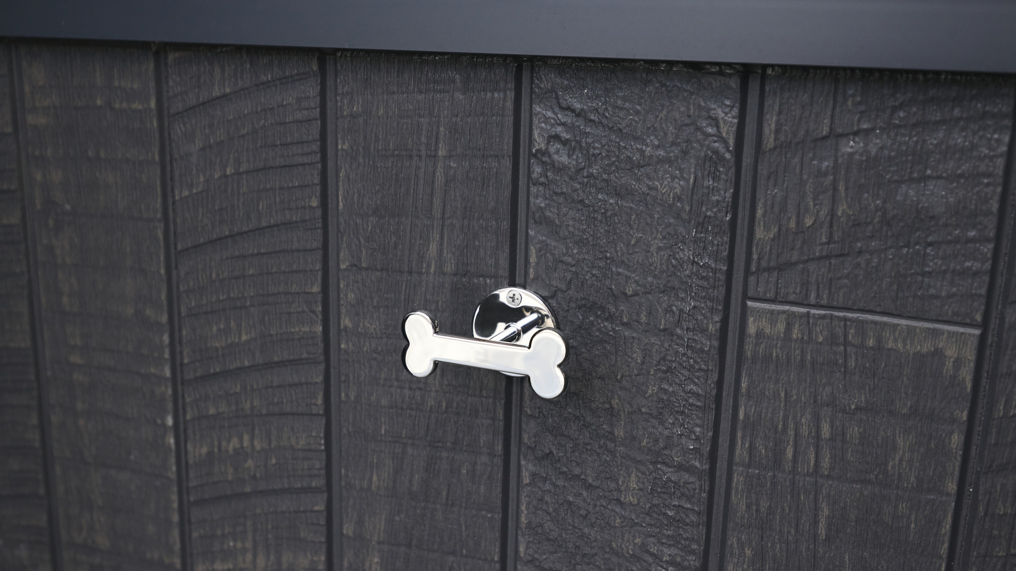 【E：設備】ワンちゃん同泊可能な客室は、可愛いホネ型リードフックが目印