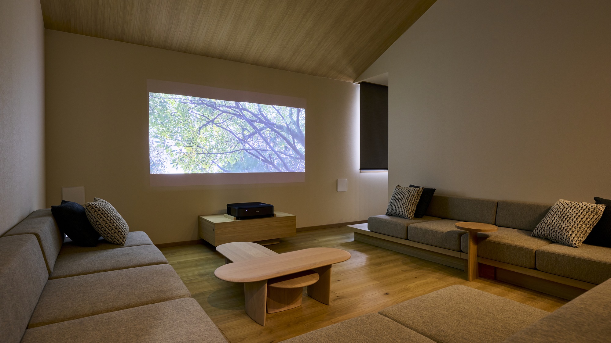 【A：リビング】大迫力プロジェクター鑑賞で楽しいひと時を。