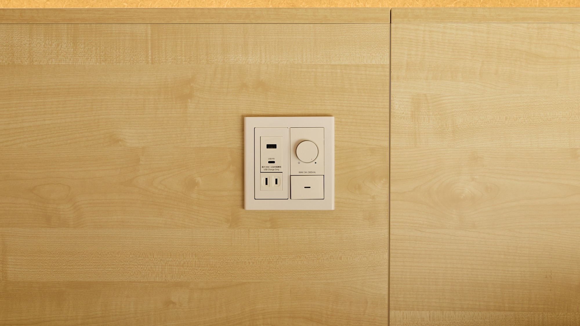 【その他：設備】枕元にコンセントとUSBポートを完備しています。