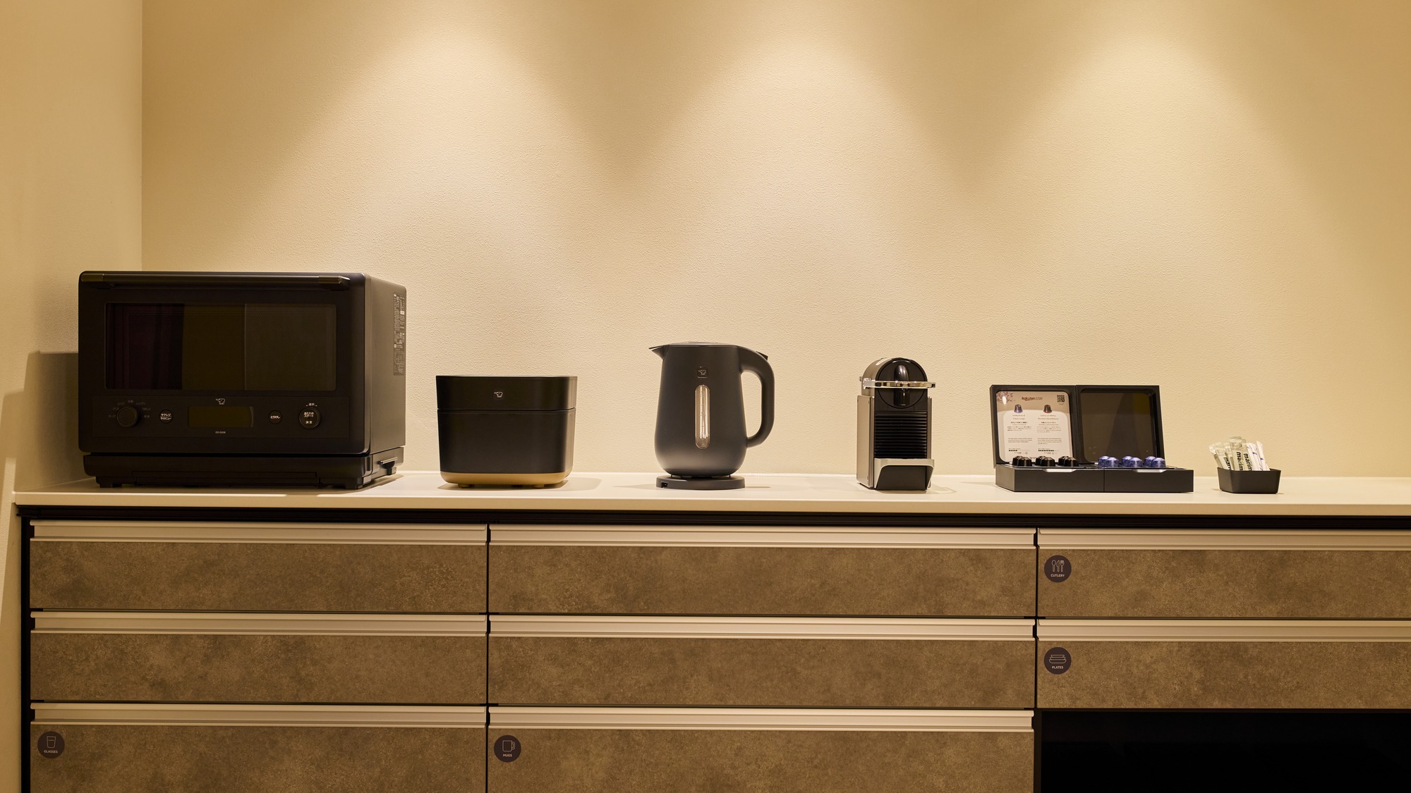 【キッチン】キッチン家電や調理器具を完備している為自炊も可能です