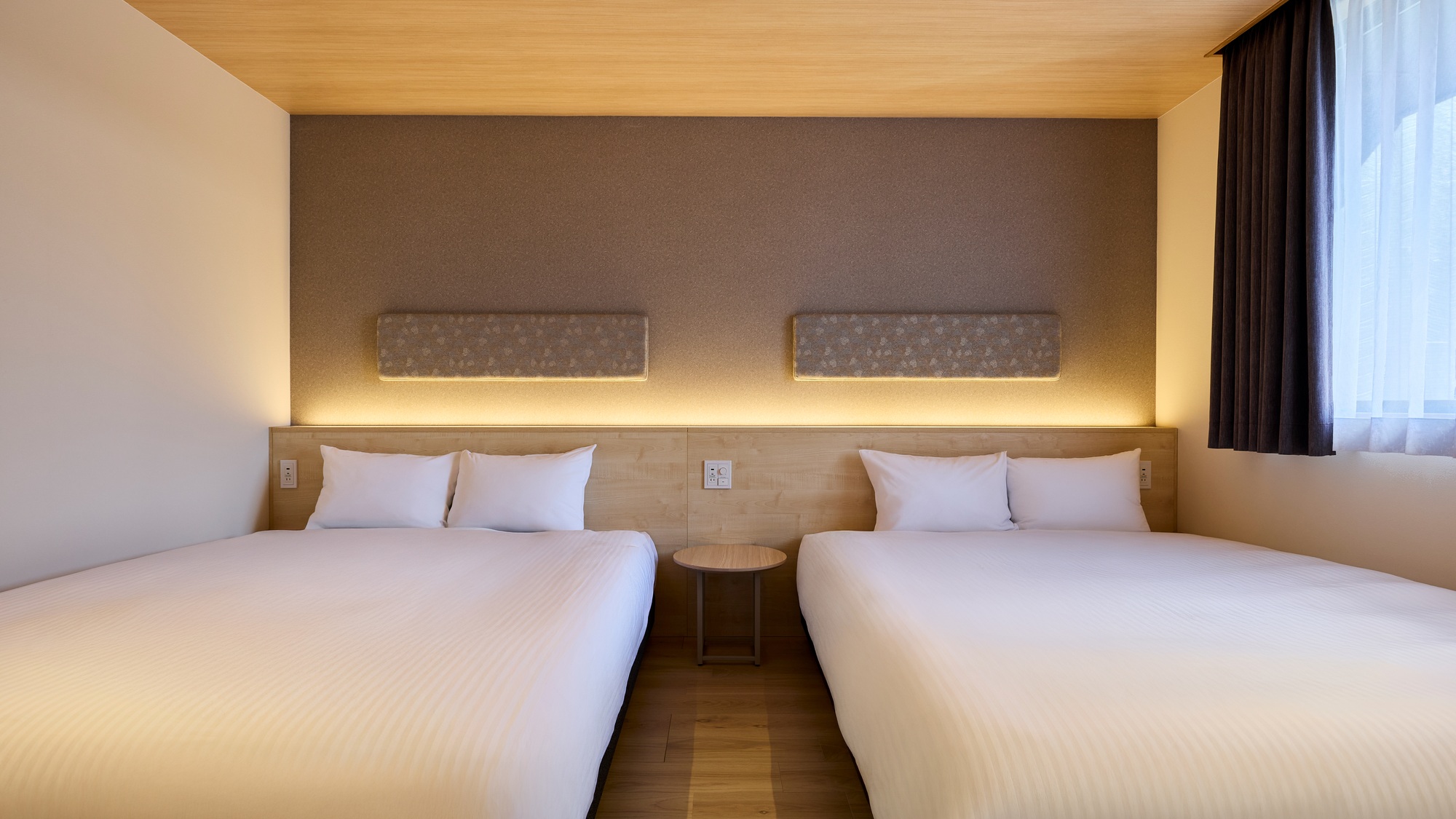 【C/D：寝室】１F寝室にはクイーンベッド2台を設置