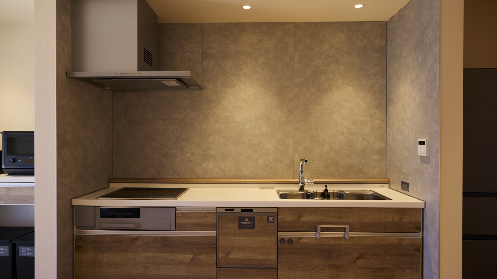 【B：キッチン】IHコンロ、食洗器付きのフルキッチンを完備。