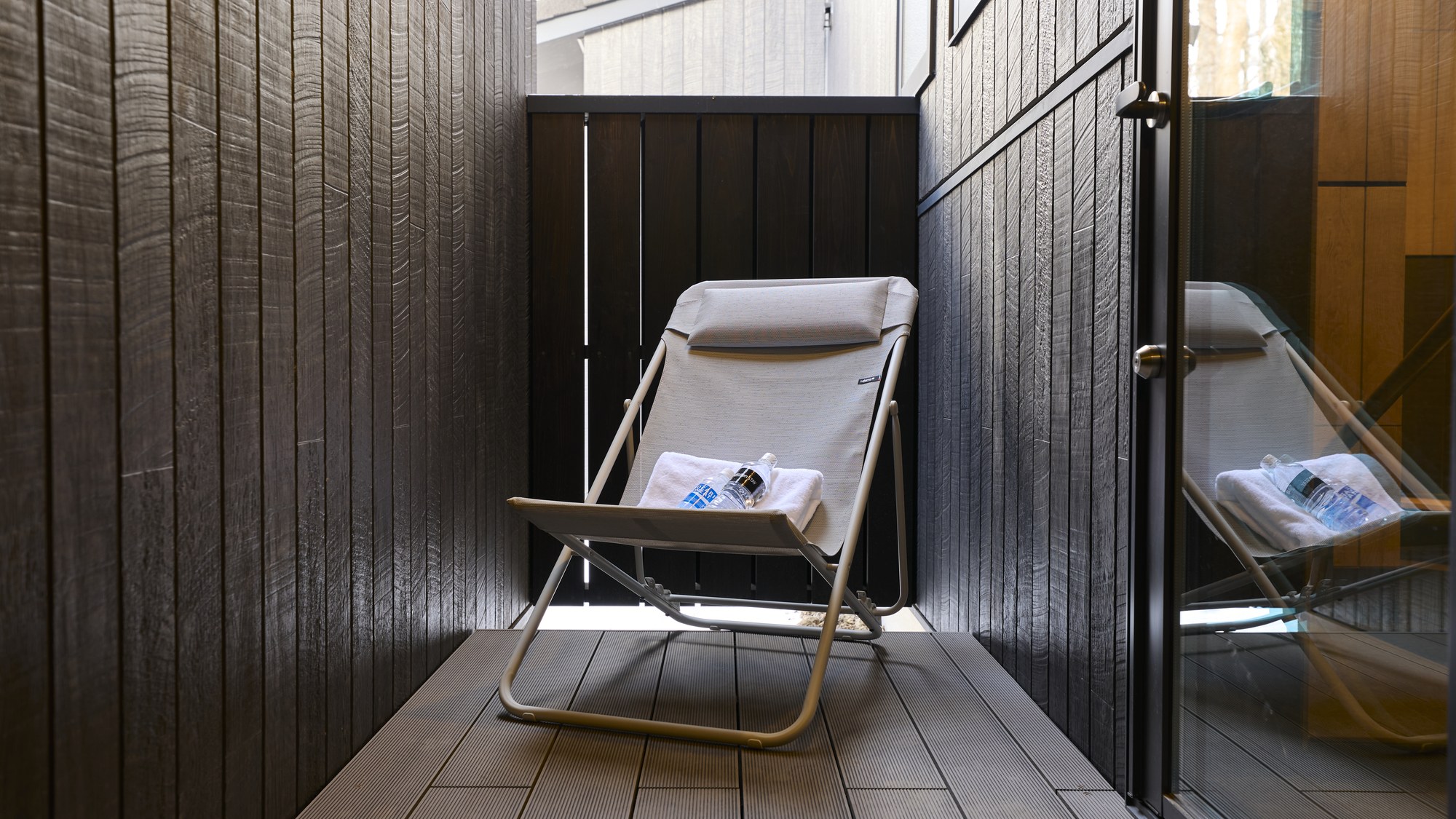 【A：外気浴スペース】外気浴スペースで心地よい風を感じながらひと息