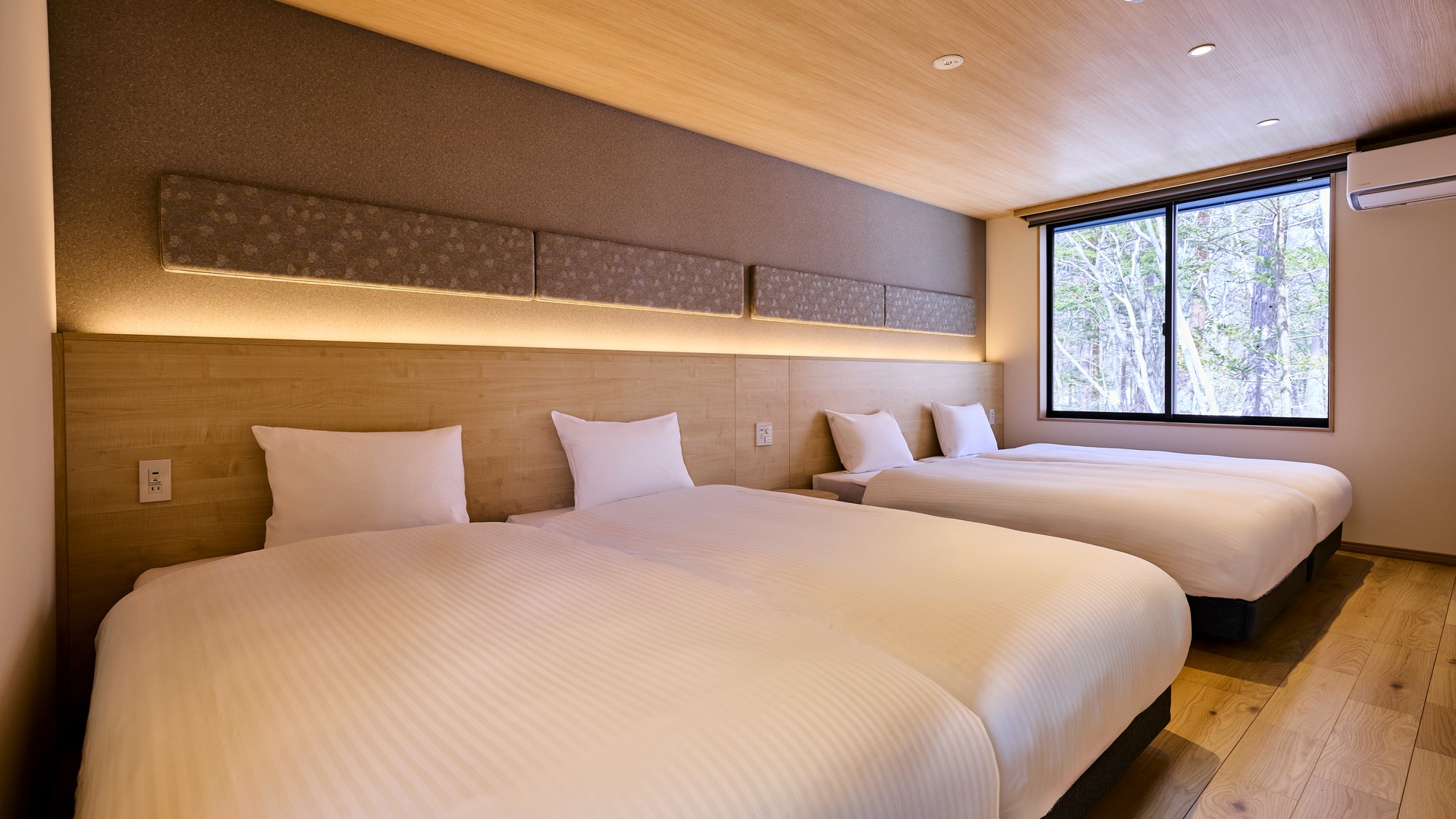 【A：寝室】落ち着いた雰囲気の寝室。シングルベッドを4台設置