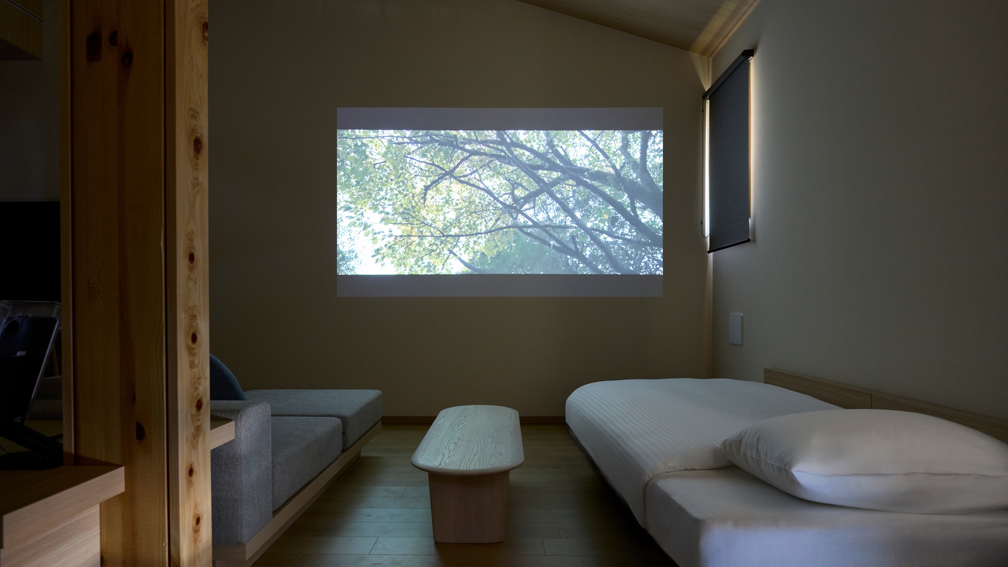 【B：リビング】大迫力プロジェクターでシアター気分を満喫。