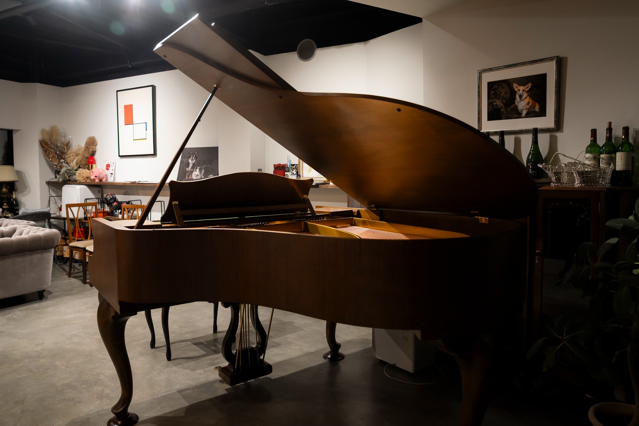 美しい木目ピアノは一見の価値あり。