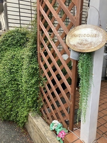 閑静な住宅街にある白い洋風アパート／民泊