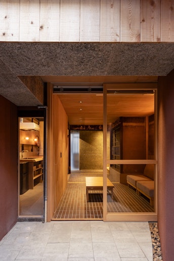 坪庭から見たリビング