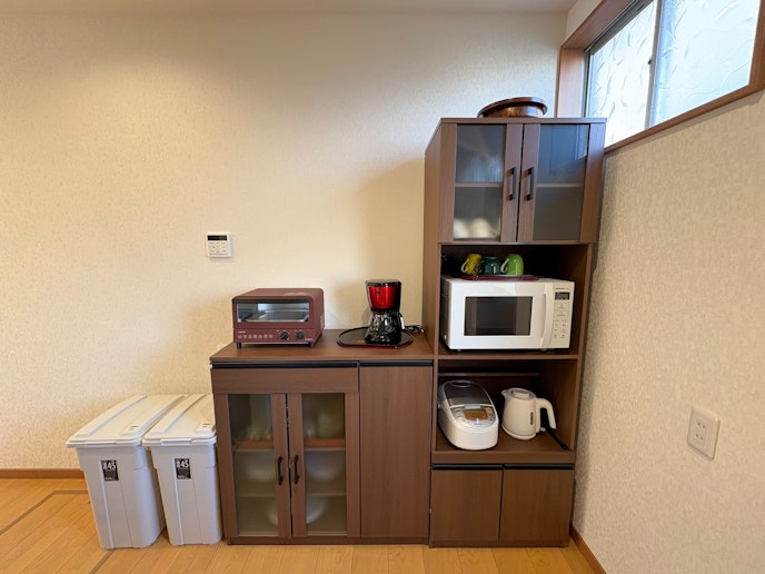 ・【キッチン】食器棚には食器や各種調理家電をご用意。ご自由にお使いください