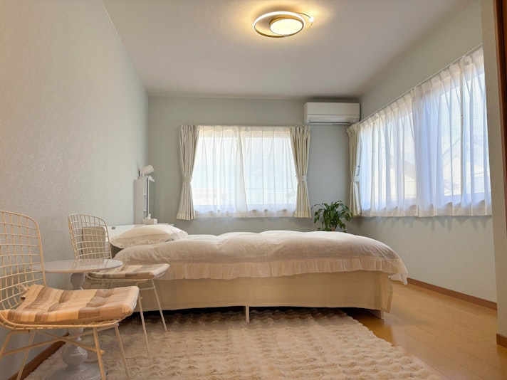 ・【1F寝室1（洋室）】ダブルベッド1台を設置。明るく開放的なお部屋です