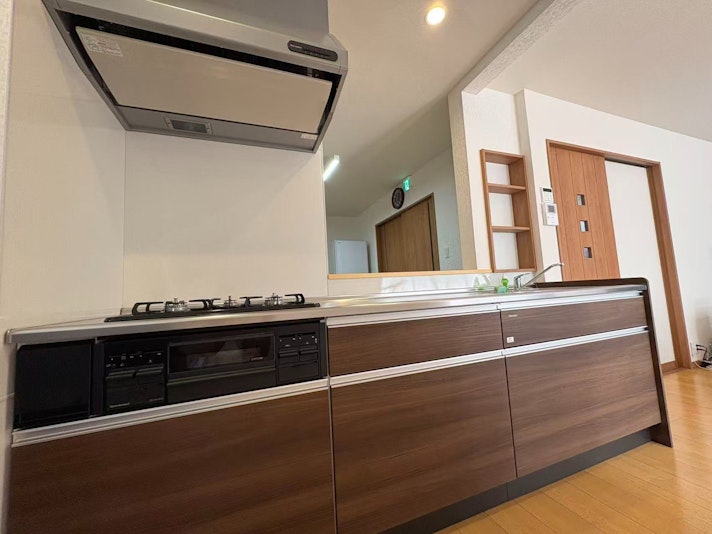 ・【キッチン】ゆとりあるシステムキッチンで、ご家族、ご友人と調理をお楽しみください