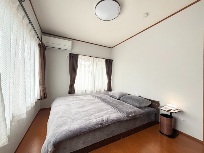 ・【2F寝室（洋室）】ダブルベッド1台設置した、冷暖房完備のお部屋です