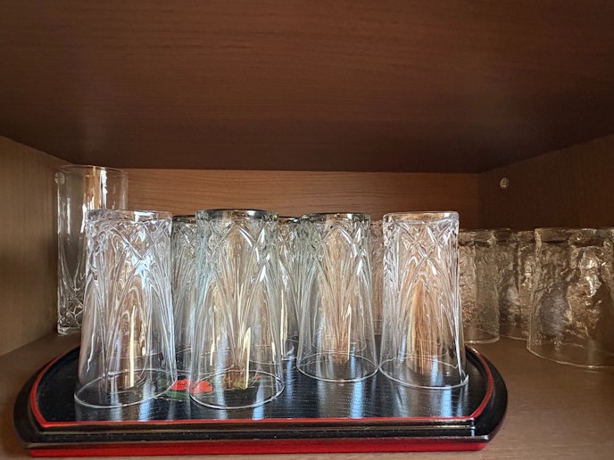 ・【キッチン】グループ宿泊でも十分に対応できるようにコップも多数ご用意