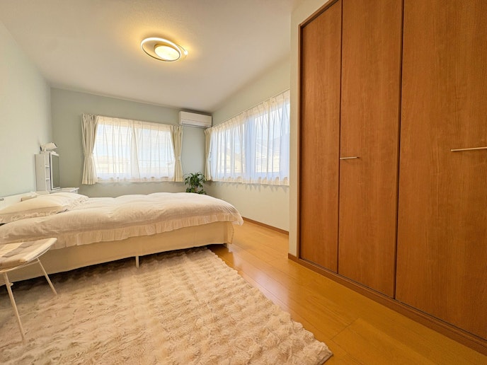 ・【1F寝室1（洋室）】大型の荷物も収納できるクローゼットもございます