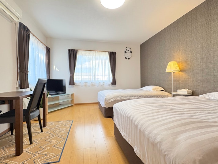 ・【1F寝室2（洋室）】2面の窓から、明るい光が差し込むお部屋です