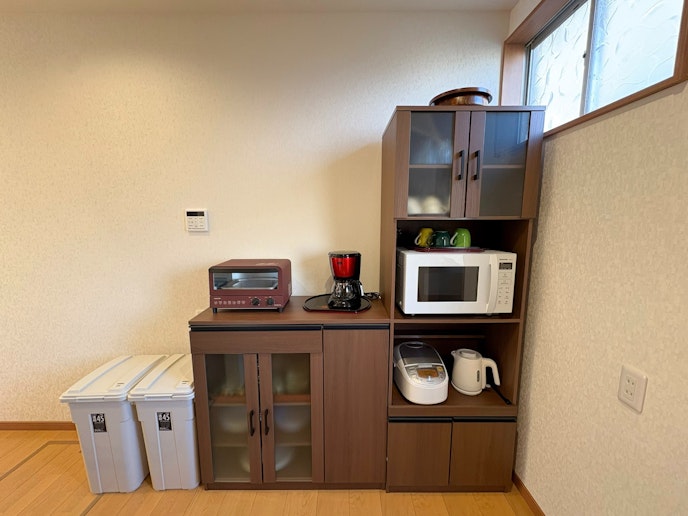 ・【キッチン】食器棚には食器や各種調理家電をご用意。ご自由にお使いください