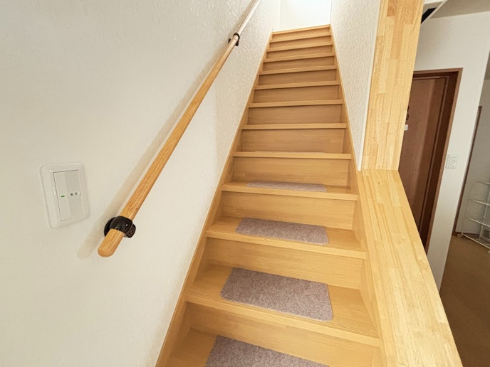 ・【階段】すべり止めマットと手すりを備え、お子様や足腰に不安のある方も安心です