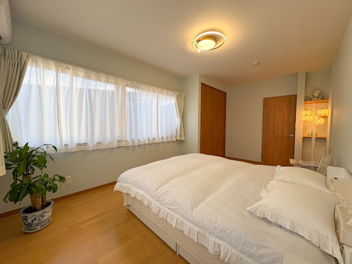 ・【1F寝室1（洋室）】大きな窓から、あたたかな光が差し込みます