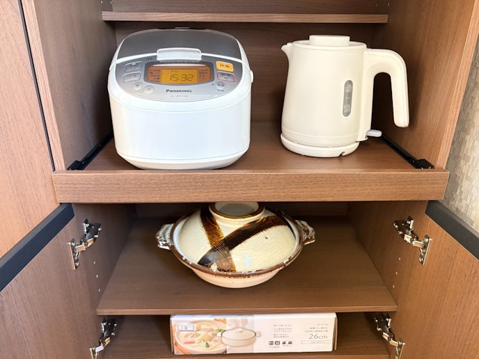 ・【キッチン】炊飯器や電気ポット、電気鍋、土鍋をご用意しております