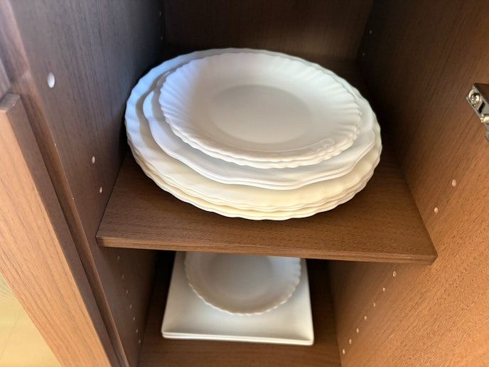 ・【キッチン】真っ白なお皿は、どんな料理も映える万能アイテムです