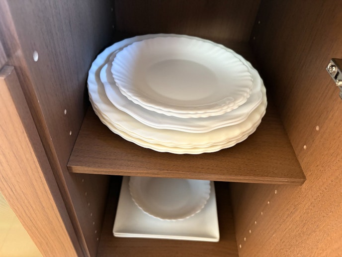 ・【キッチン】真っ白なお皿は、どんな料理も映える万能アイテムです