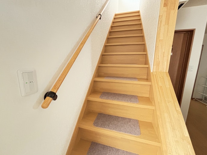 ・【階段】すべり止めマットと手すりを備え、お子様や足腰に不安のある方も安心です