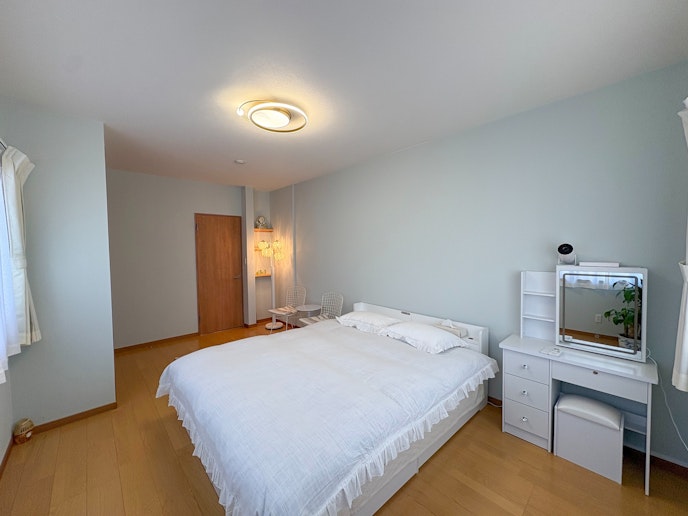 ・【1F寝室1（洋室）】朝の支度に便利なドレッサーもご用意しております