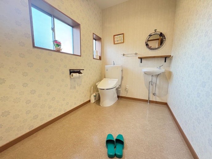 ・【トイレ】温水洗浄便座付で快適にご使用いただけます