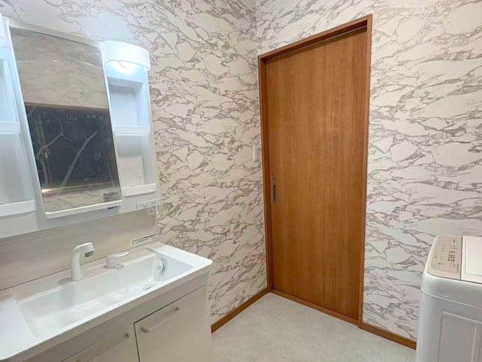 ・【1F洗面所】洗面台のほか、ドラム式洗濯乾燥機を設置しております