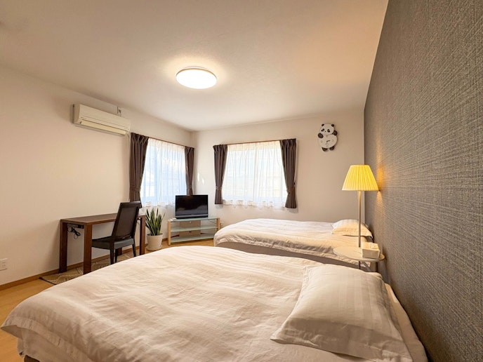 ・【1F寝室2（洋室）】セミダブルベッド2台を設置。ご自宅のようにゆったりとお過ごしください