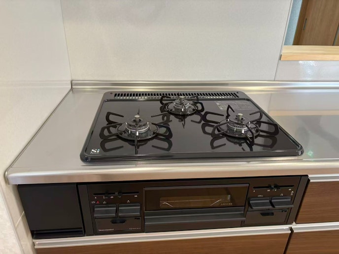 ・【キッチン】3口コンロの下にはグリルがあり、お料理の幅が広がります