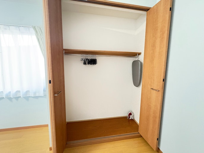 ・【1F寝室1（洋室）】クローゼットは、洋服のほかに荷物も収納できます