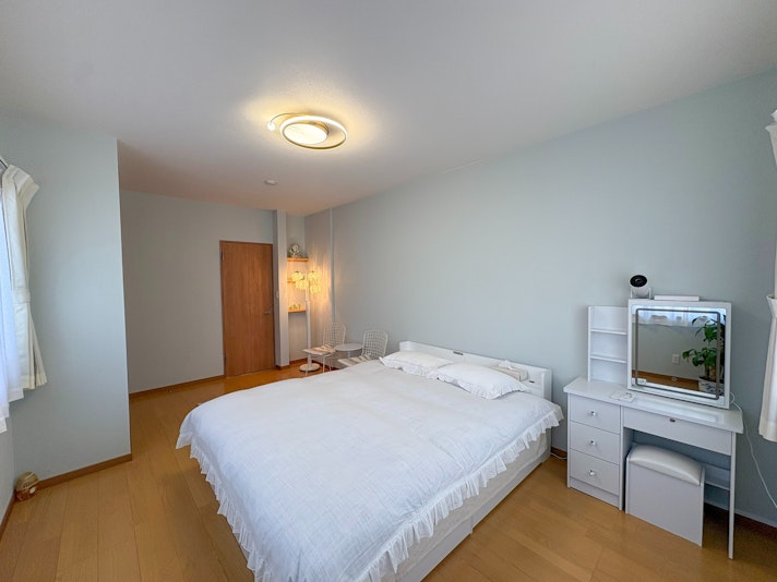 ・【1F寝室1（洋室）】朝の支度に便利なドレッサーもご用意しております