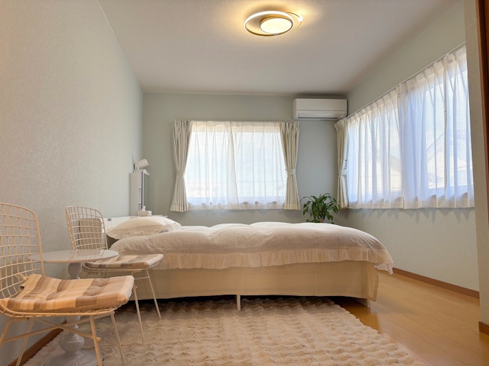 ・【1F寝室1（洋室）】ダブルベッド1台を設置。明るく開放的なお部屋です