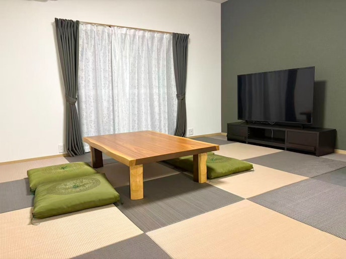 ・【2F寝室（和室）】畳スペースでは、大画面テレビを見ながらお寛ぎいただけます