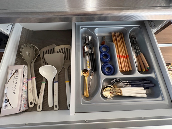 ・【キッチン】大人数でも使いやすいキッチンツール、カトラリーを取り揃えております
