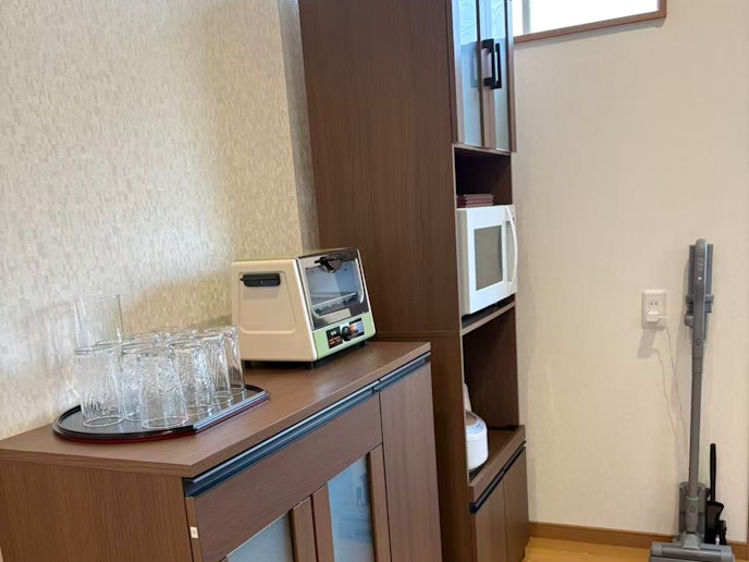 ・【キッチン】充電式掃除機はキッチンに設置。気になったらサッと使えて便利です