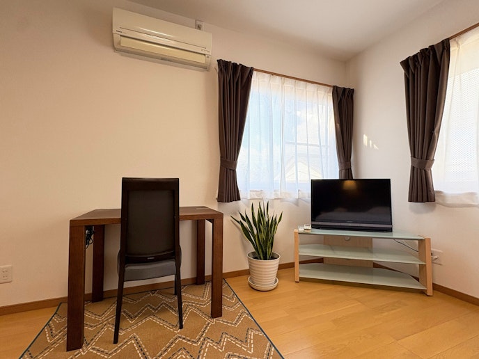 ・【1F寝室2（洋室）】冷暖房完備。机、テレビもご用意しております