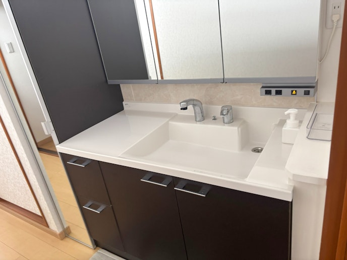 ・【2F洗面所】大きな鏡のついた洗面台で、朝の支度もスムーズです