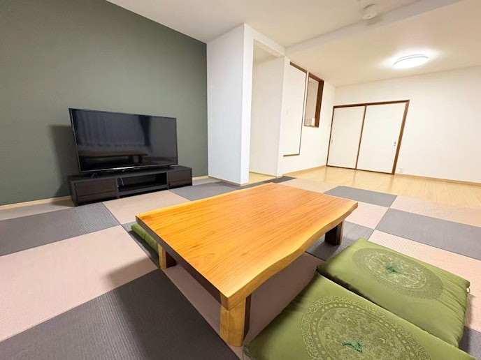 ・【2F寝室（和室）】シングルベッド1台のほか、布団3組をご用意しております